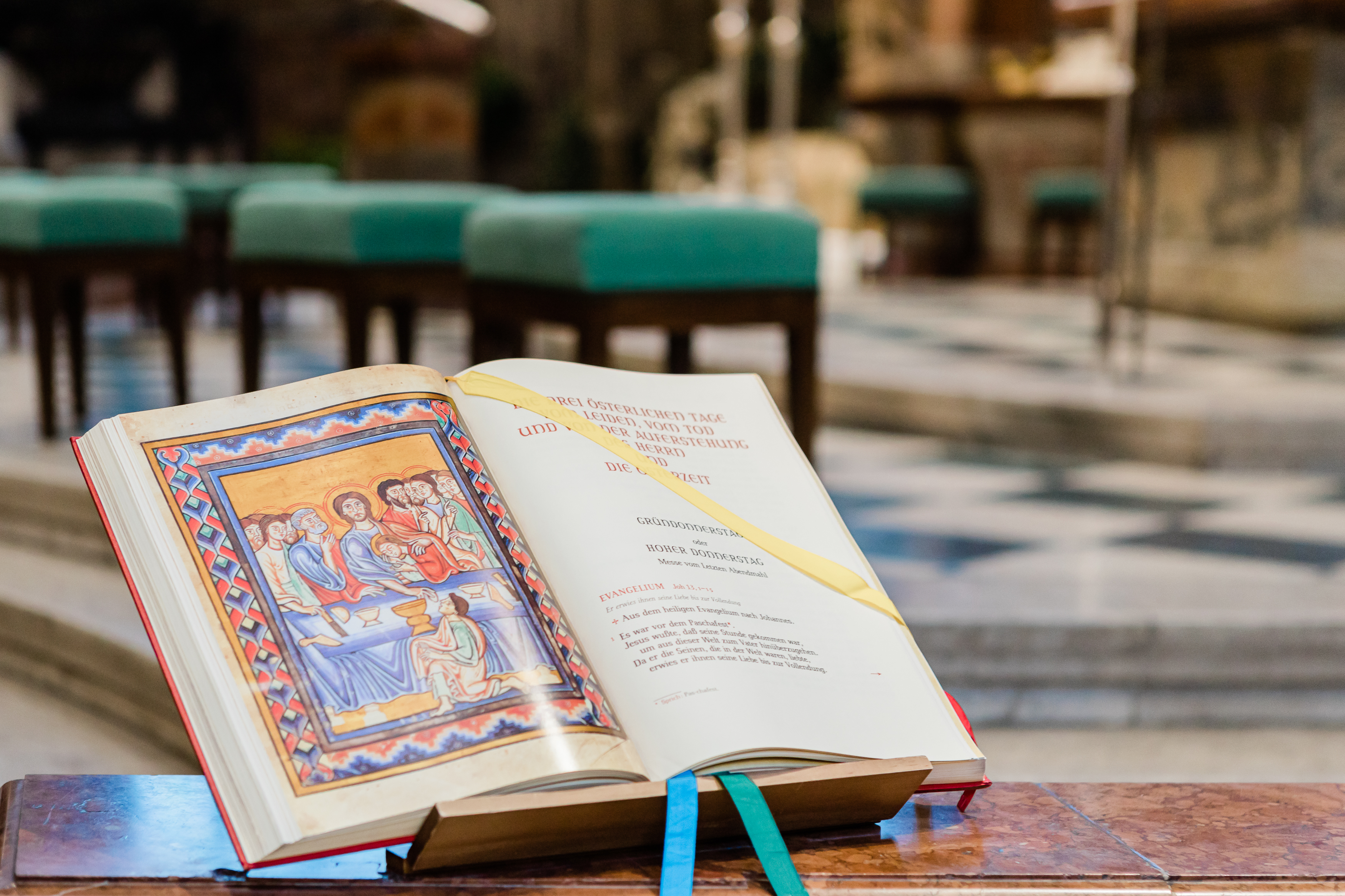 Der Gottesdienst am Gründonnerstag wird zum Gedächtnis des letzten Mahls Jesu gefeiert und eröffnet die 'Drei österlichen Tage vom Leiden, Sterben und Auferstehen des Herrn'. Zum letzten Mal erklingen die Kirchenglocken, sie läuten erst wieder zum Os
