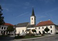 Platz mit Pfarrkirche, Pfarrhof und Heimatmuseum