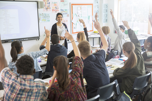 Unterrichtsstunde mit Schüler:innen die aufzeigen. / iStock/Caiaimage/Chris Ryan Unterrichtsstunde mit Schüler:innen die aufzeigen.